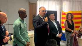 Ramon Massons, junto a Eduard Romeu y Samuel Okunowo, en el aniversario de la Peña La Pulga de Castelldefels