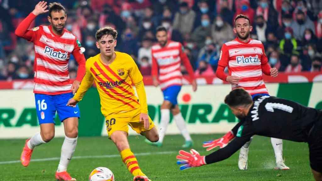 Gavi, durante un partido contra el Granada hace dos temporadas