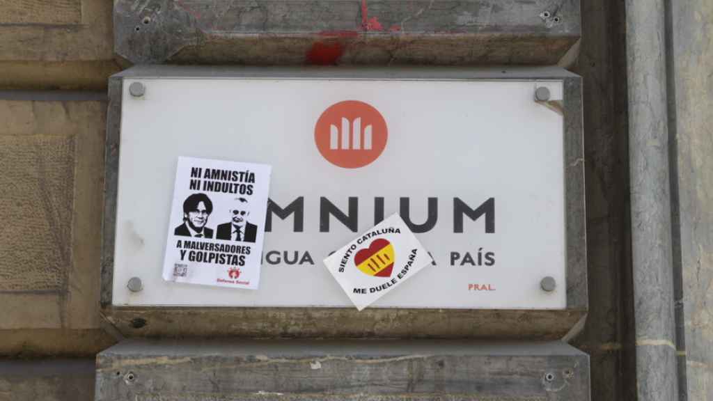 La sede de Òmnium Cultural en Barcelona, vandalizada este domingo por personas contrarias a la amnistía