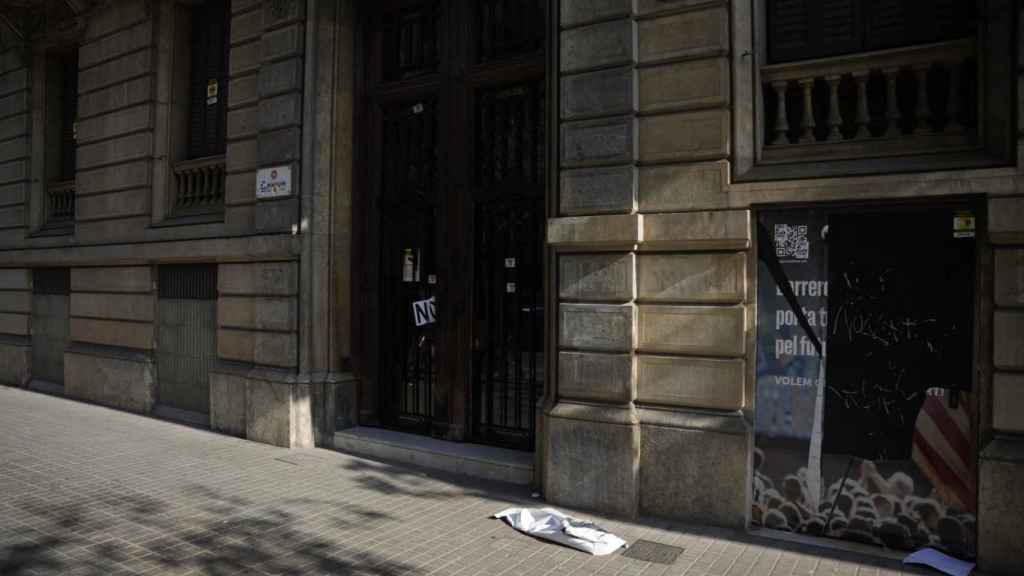 La sede de Òmnium Cultural en Barcelona, vandalizada este domingo por personas contrarias a la amnistía