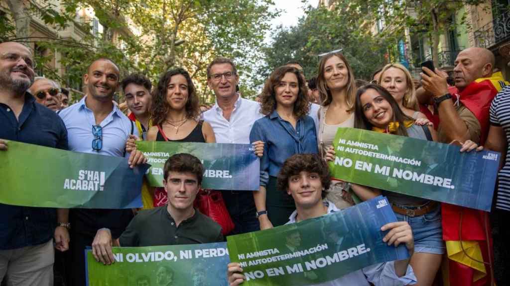 Feijóo con miembros de S'ha Acabat antes de la manifestación, junto a Ayuso