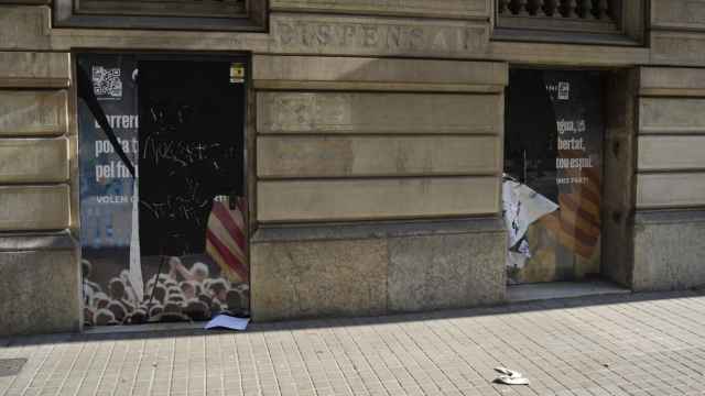 La sede de Òmnium Cultural en Barcelona, vandalizada este domingo por personas contrarias a la amnistía