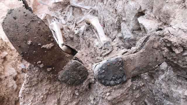 Botas y restos de un soldado republicano recuperados de una fosa común de la batalla de Les Garrigues (Lleida)