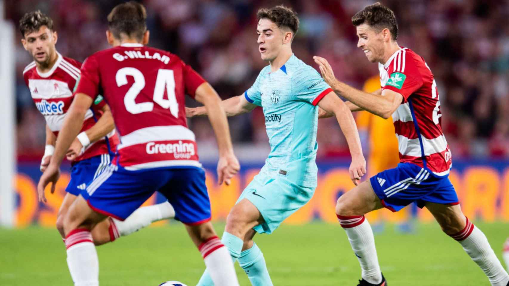 Gavi, en el Granada-Barça presionado por Gerard Gumbau