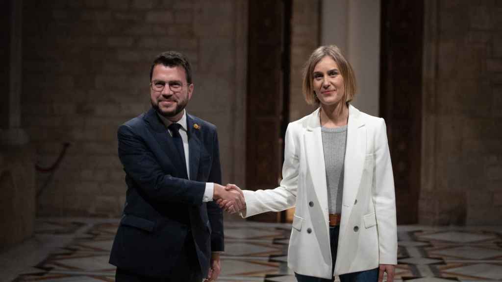 El presidente de la Generalitat, Pere Aragonès, y la líder de los Comuns en el Parlament, Jéssica Albiach, firman un acuerdo para poder aprobar los Presupuestos de la Generalitat para 2023