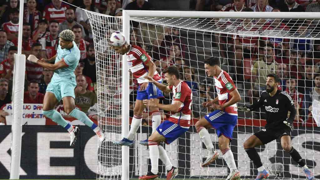 Araujo intenta cabecear un balón aéreo