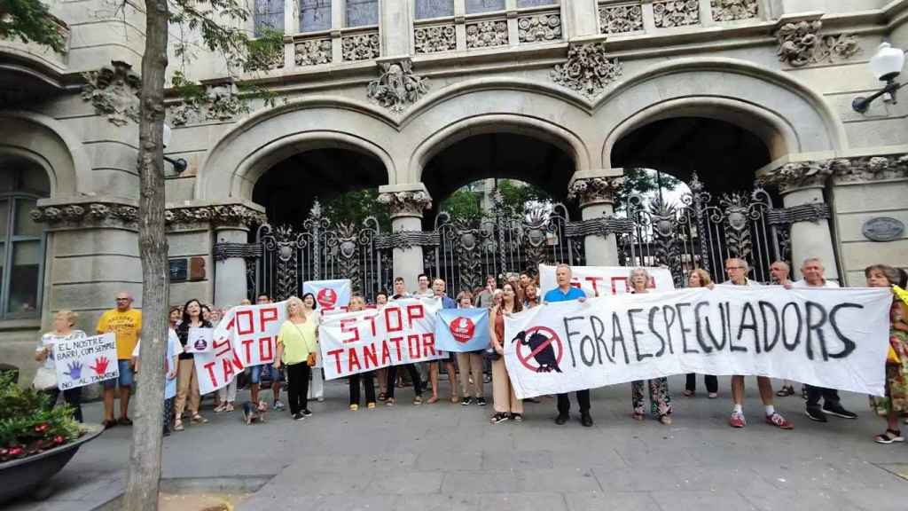 Vecinos de Sants, en una protesta contra el Tanatorio