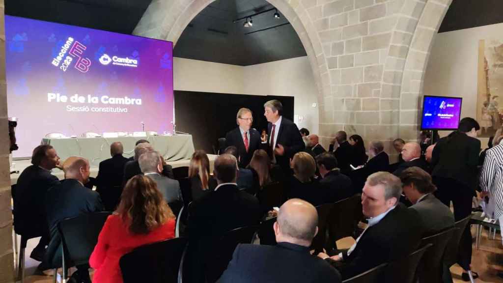 Josep Santacreu (d.) y Eloi Planes (i.), en el pleno de constitución de la Cámara de Comercio de Barcelona