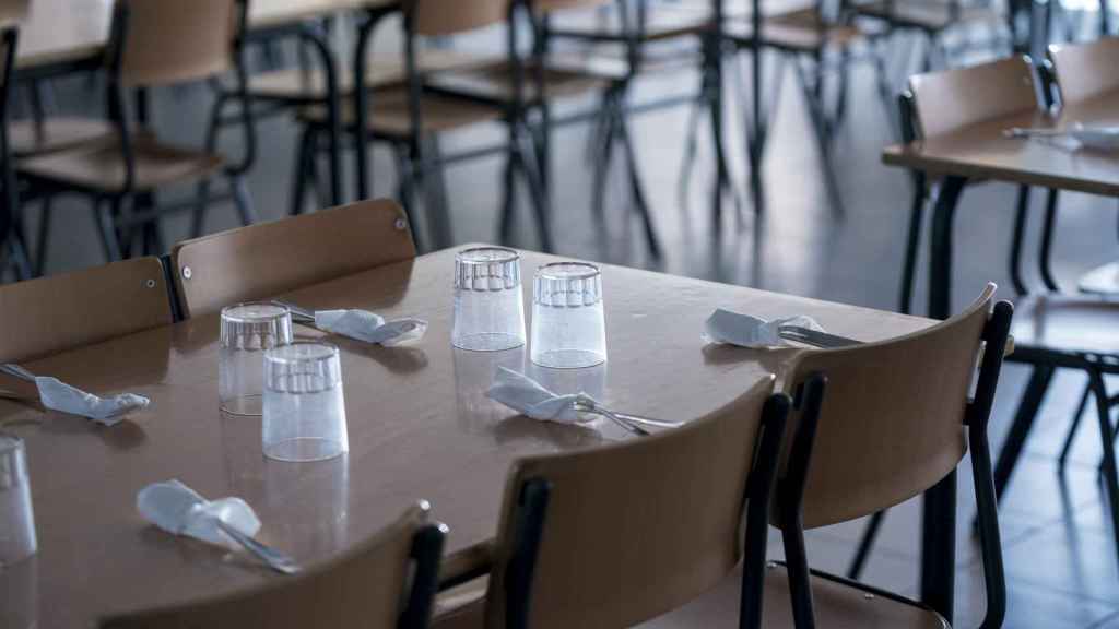 Una mesa de comedor escolar