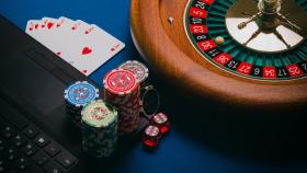 Ruleta, dados, fichas, cartas y portátil