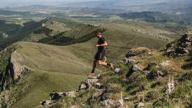 Un hombre corre por la montaña