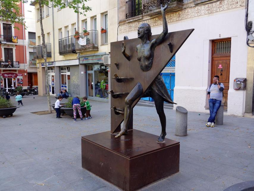 Homenaje al personaje La Colometa en la Plaça del Diamant