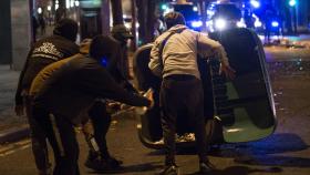 Varias personas queman contenedores en la protesta llevada a cabo por los CDR con motivo del tercer aniversario del 1-O, en Girona, Cataluña