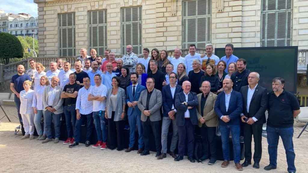 El conseller Roger Torrent junto a miembros del Govern y los cocineros catalanes presentes en el acto.