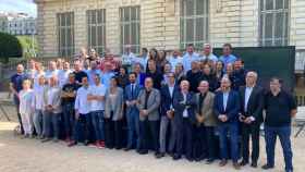 El conseller Roger Torrent junto a miembros del Govern y los cocineros catalanes presentes en el acto.