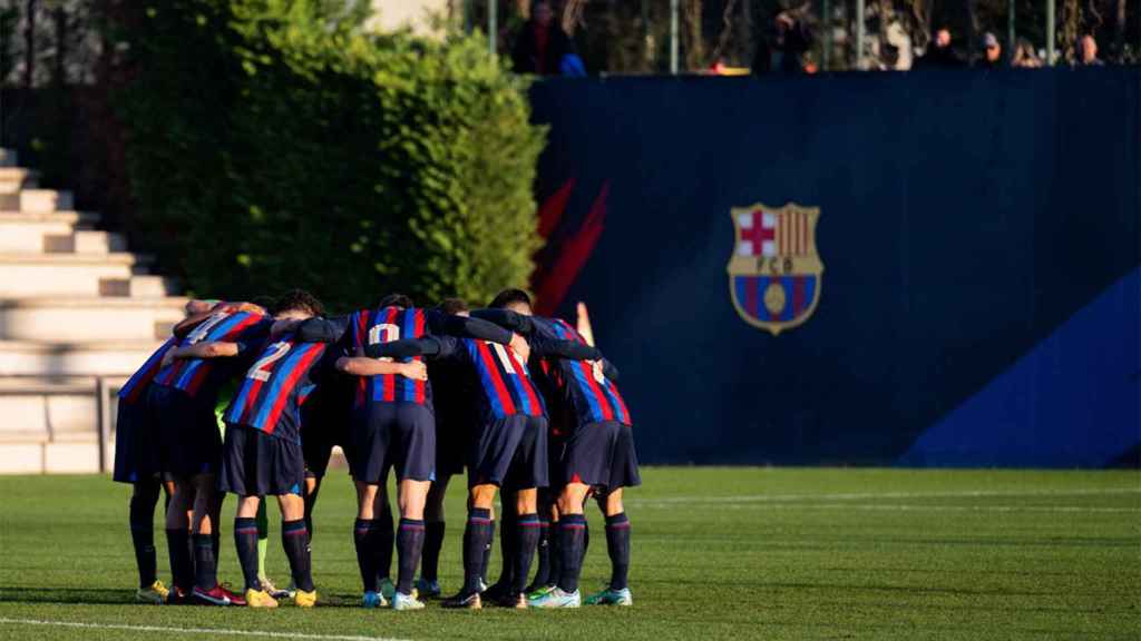 Un equipo de las categorías inferiores del Barça, durante un partido