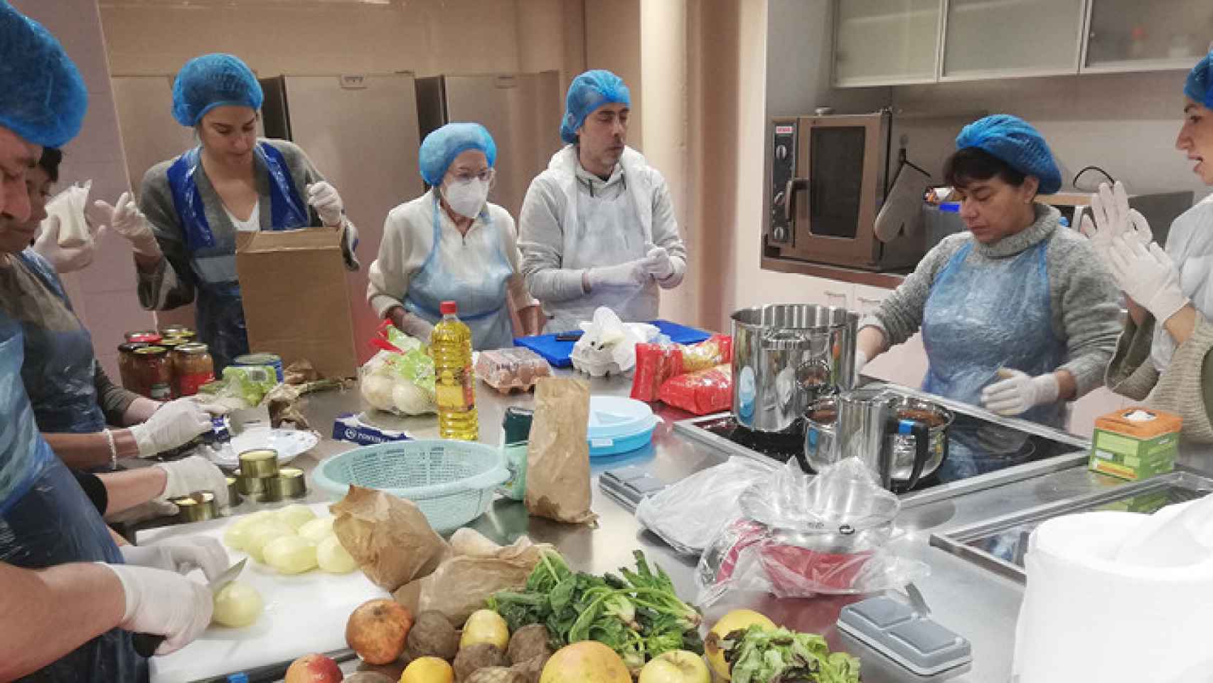 Voluntarios de la Federación de entidades Calàbria 66 preparan platos con los alimentos recogidos