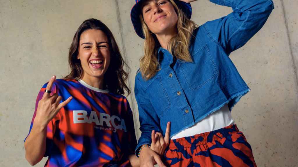 Dos jugadoras del Femenino posan con las nuevas prendas de Nike, Patta y el Barça