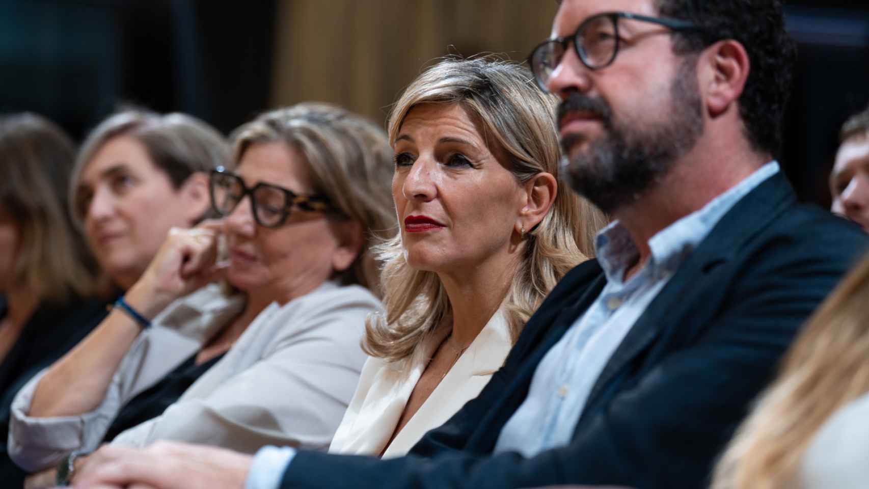 Yolanda Díaz (2d), vicepresidenta del Gobierno en funciones, en el acto de Barcelona