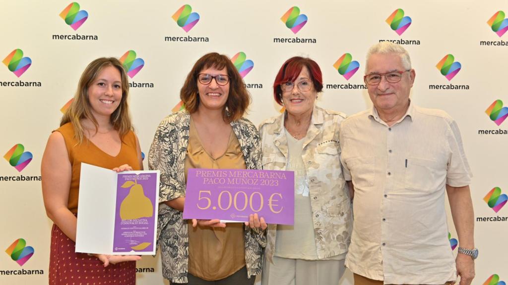 Aïda Leal junto a otros miembros del programa Aprofita'm, durante la entrega de los Premios Paco Muñoz de Mercabarna