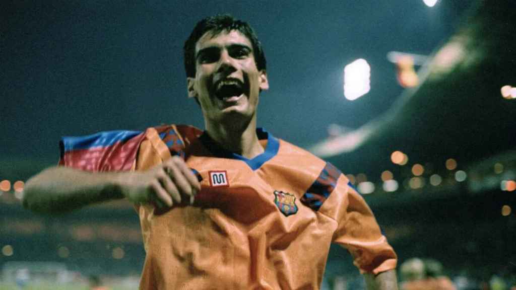 Guardiola luce la camiseta naranja con la que el Barça ganó la Copa de Europa de 1992