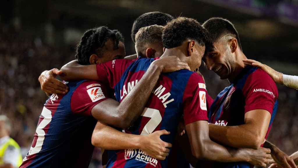 Los jugadores del Barça abrazan a Lamine Yamal tras un gol anotado