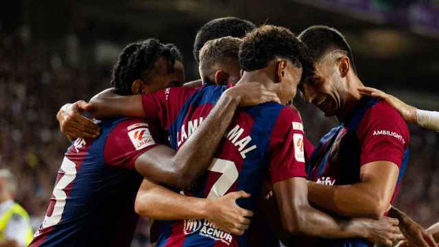 Los jugadores del Barça abrazan a Lamine Yamal tras un gol anotado
