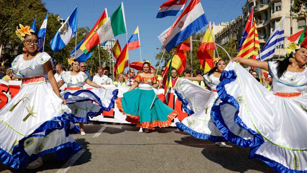 Un grupo de mujeres bailan durante la manifestación organizada por Espanya i Catalans