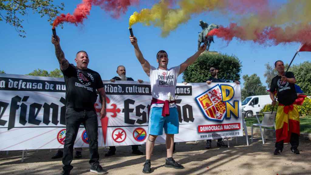 Manifestantes durante la concentración del grupo Democracia Nacional en Montjuïc