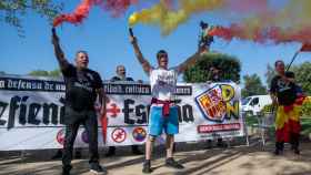 Manifestantes durante la concentración del grupo Democracia Nacional en Montjuïc