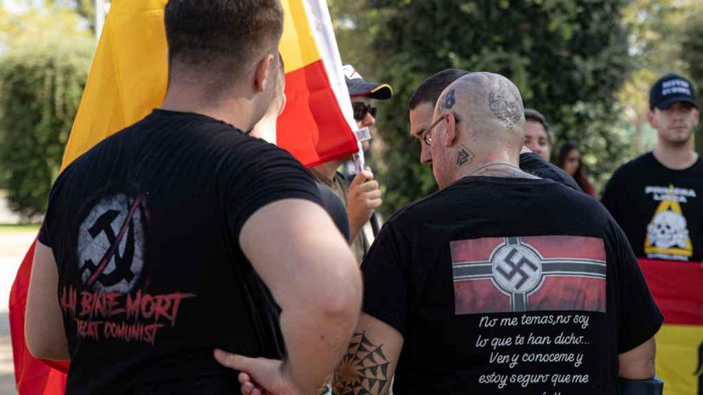 Manifestantes durante la concentración del grupo Democracia Nacional en Montjuïc