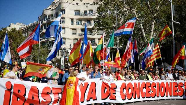 Un grupo de personas sujeta una pancarta durante la manifestación organizada por Espanya i Catalans