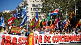 Un grupo de personas sujeta una pancarta durante la manifestación organizada por Espanya i Catalans