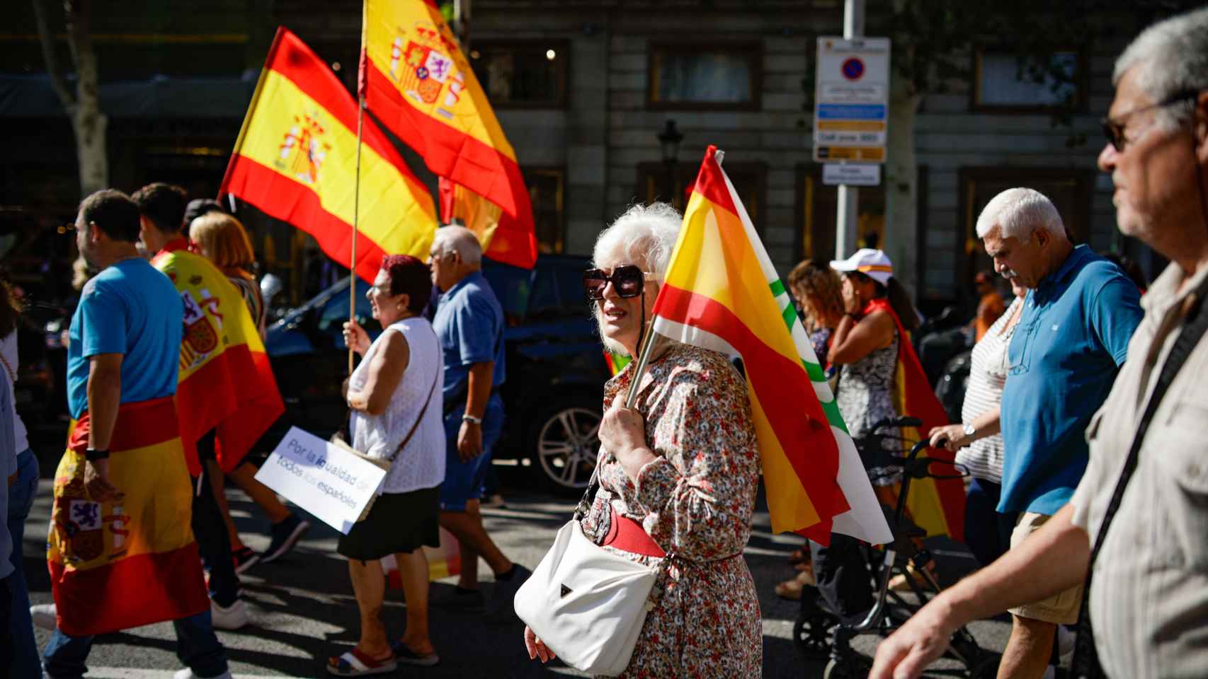 Una mujer en la manifestación del 12-O en Barcelona