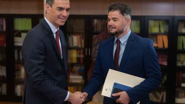 El presidente del Gobierno en funciones, Pedro Sánchez recibe al portavoz de ERC, Gabriel Rufián, durante su ronda de contactos, a 11 de octubre de 2023, en Madrid