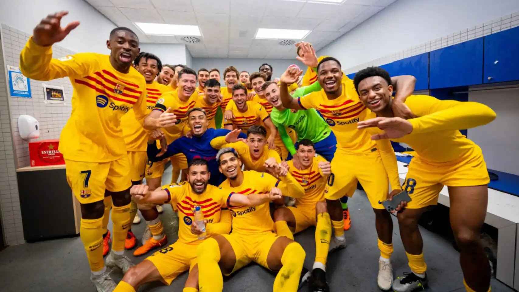 Los jugadores del Barça celebran la Liga 2022-23 en el campo del Espanyol