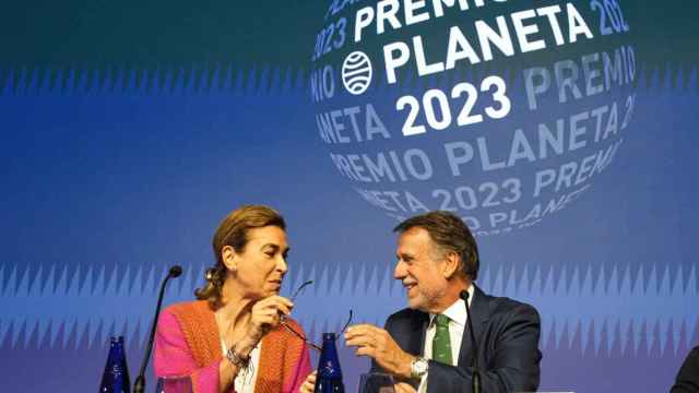 El presidente de Planeta, José Crehueras, y la escritora Carmen Posadas