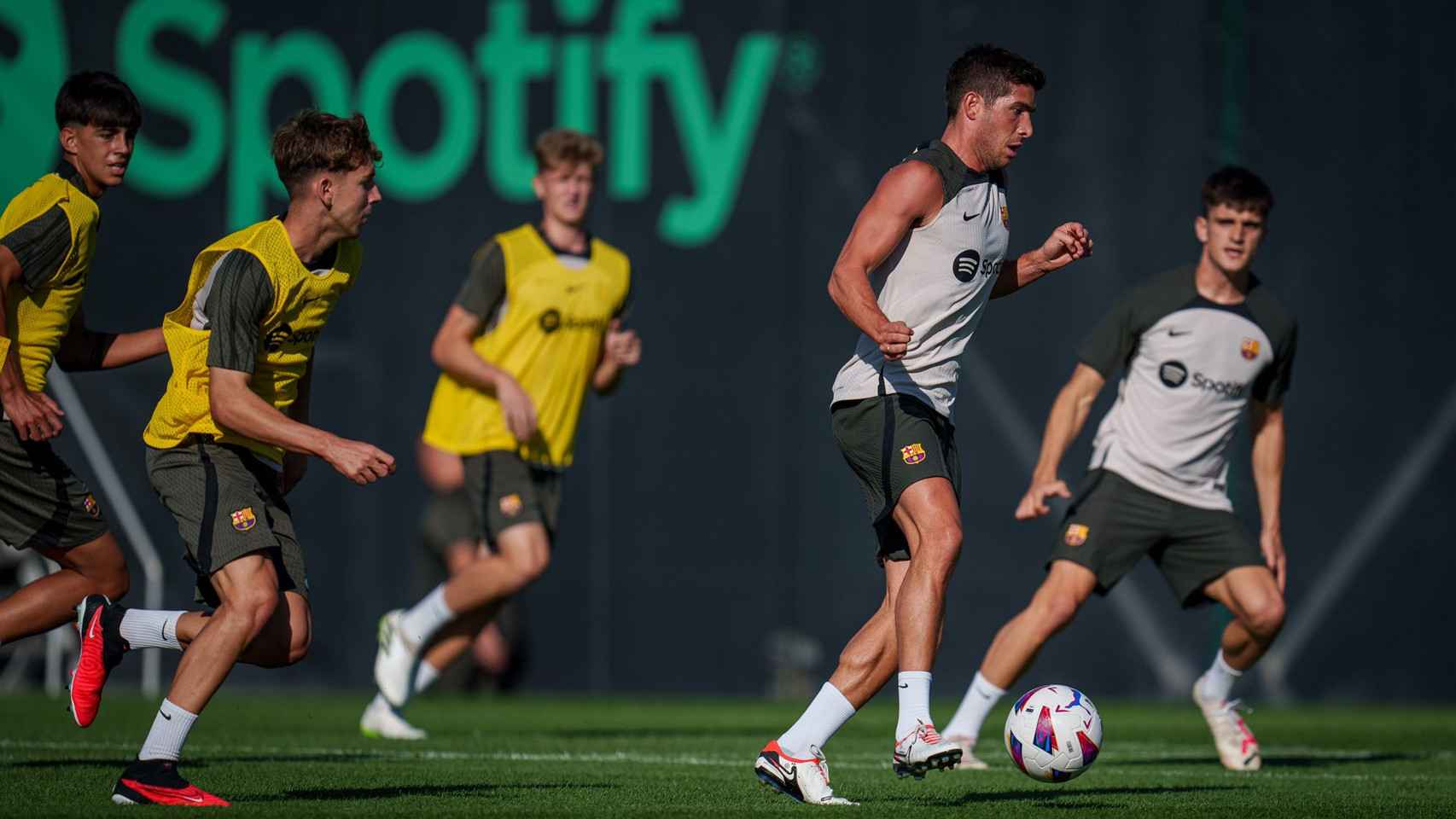 Los jugadores del primer equipo del Barça entrenan con los del filial en la Ciutat Esportiva