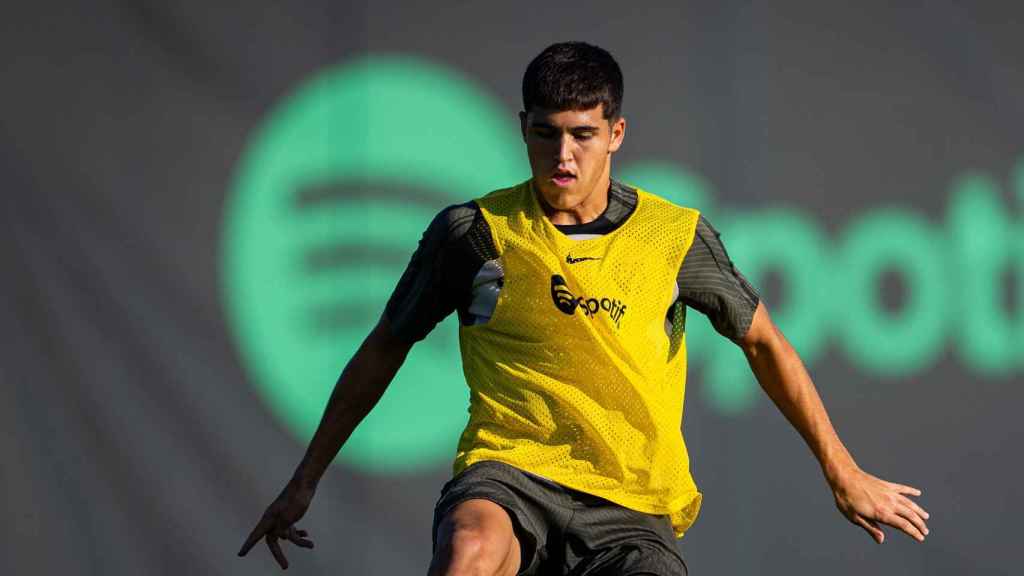 Pau Cubarsí, durante un entrenamiento en el primer equipo del Barça