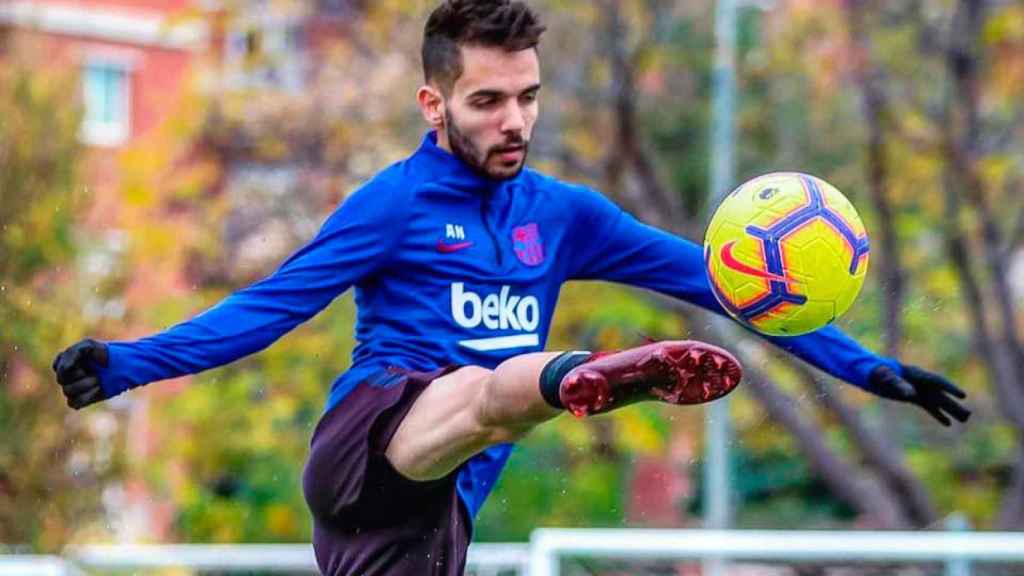 Alain Nicolas Fayez, fingiendo jugar para el FC Barcelona