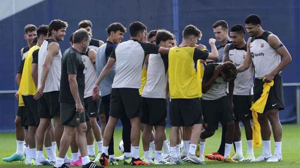 Los jugadores del FC Barcelona, haciendo un túnel de collejas a Lamine Yamal