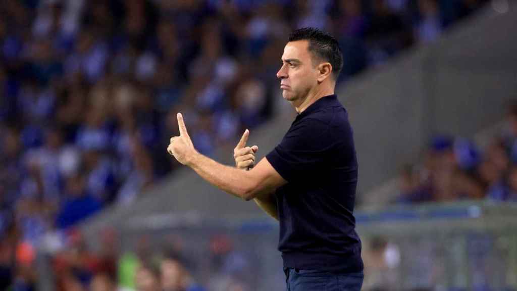 Xavi Hernández, dando indicaciones durante un partido del Barça