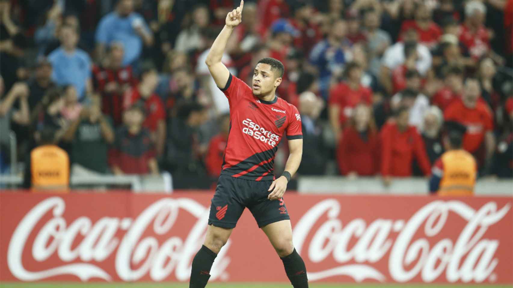 Vitor Roque, celebrando un gol marcado con el Athletico Paranaense