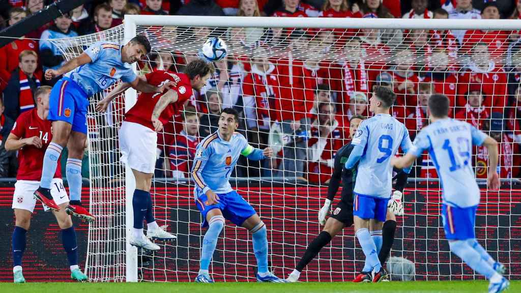 La disputa de balón entre Rodri Hernández y Strandberg en un tiro de esquina