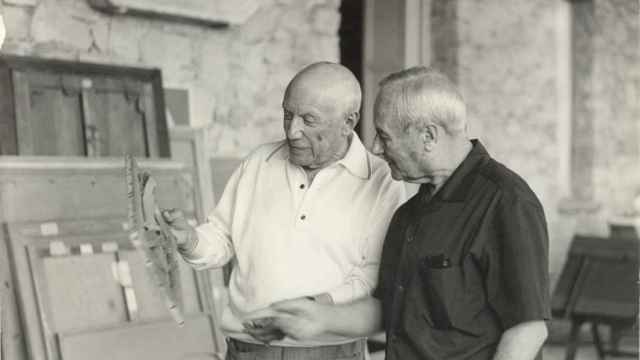 Pablo Picasso y Joan Miró, en Notre-Dame-de-Vie, Mougins, 1967, en una fotografía de Jacqueline Picasso.