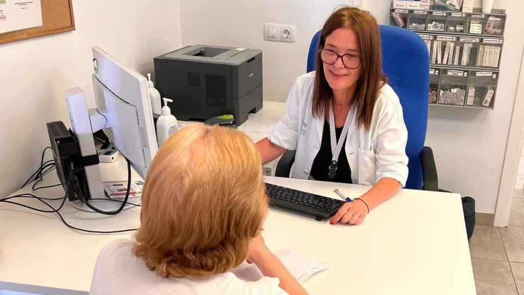 Un médico atiende a un paciente