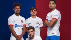 Los jugadores del FC Barcelona, posando con la camiseta blanca