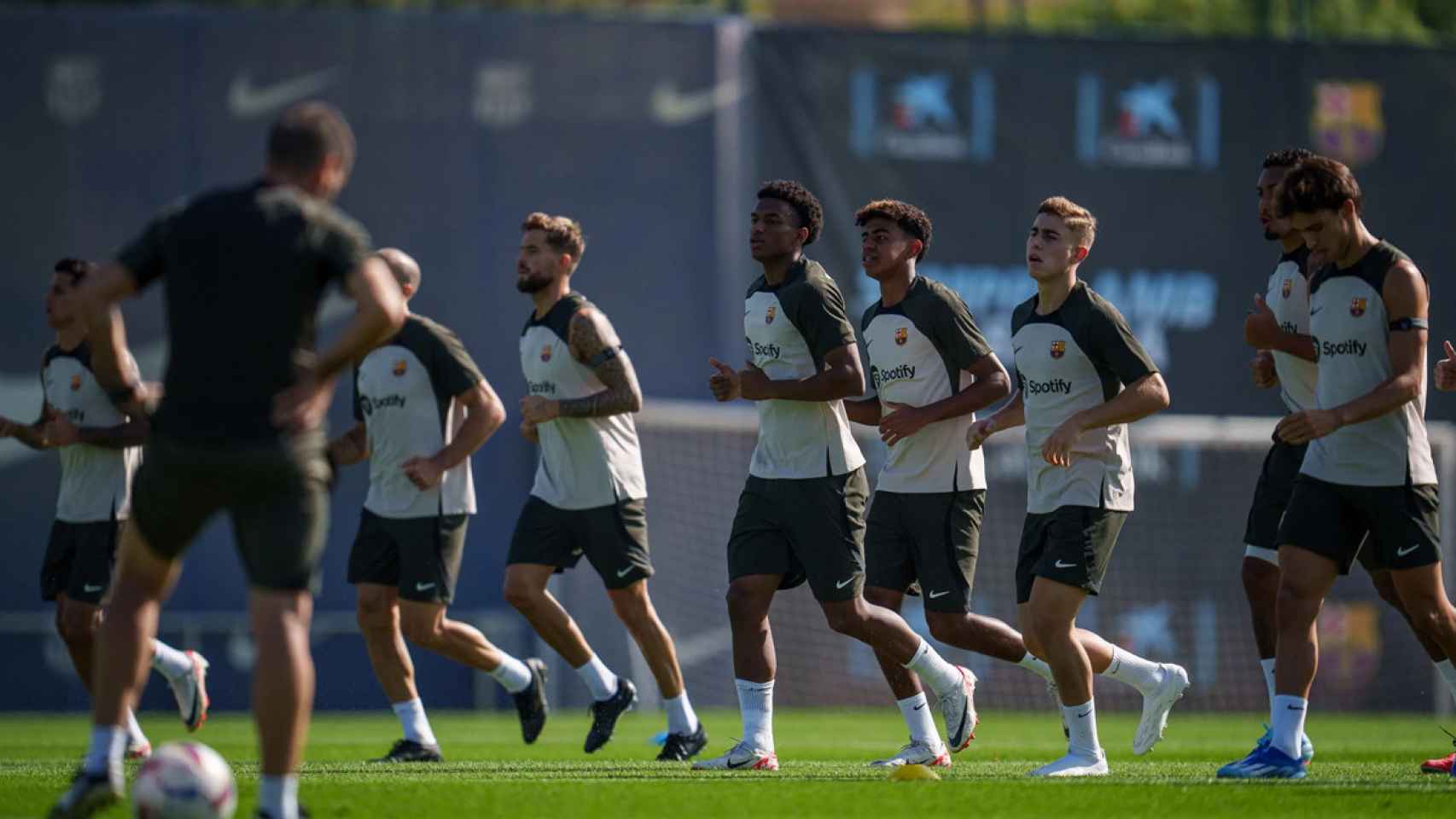 Los futbolistas del Barça entrenan en la Ciutat Esportiva Joan Gamper