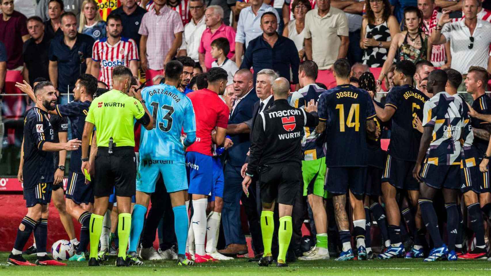 El Girona, protestando la dura entrada de Nacho sobre Portu