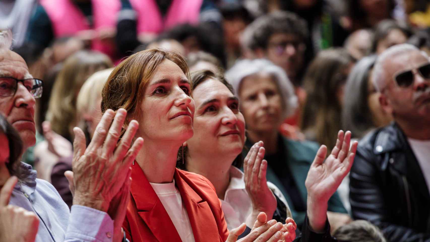 Ada Colau (d) y Mónica García (i)